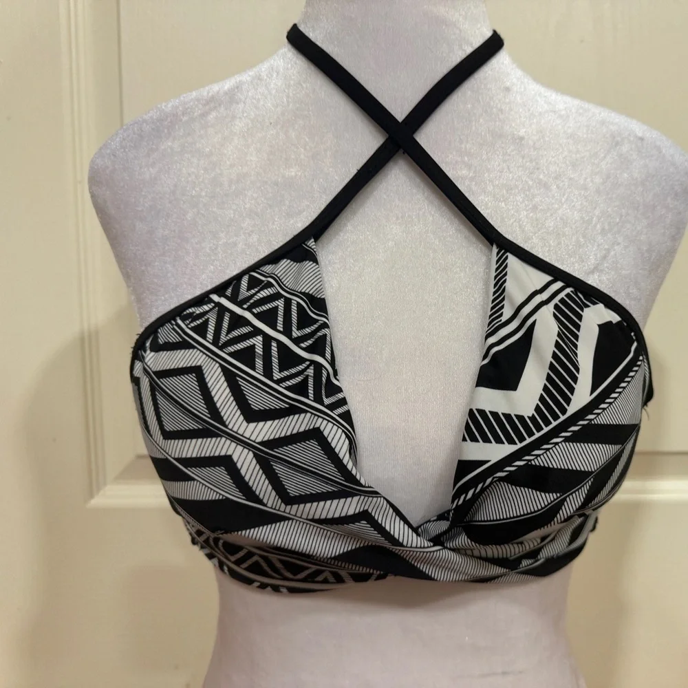 Xhilaration black and white chevron bikini top